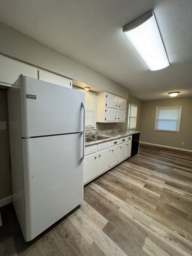Building Photo - Cute 3 Bedroom Home Available Now