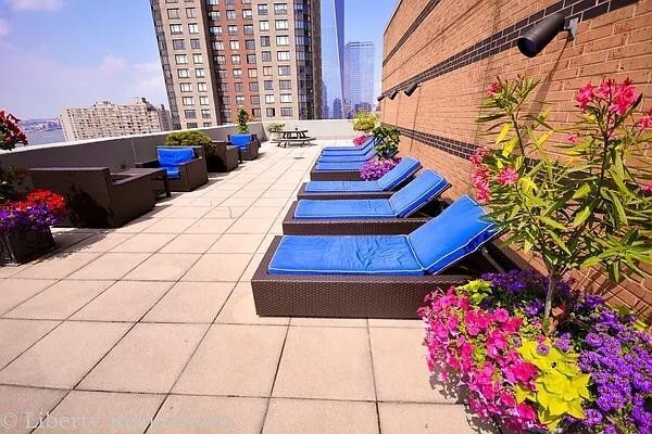 Building Photo - 99 Battery Pl