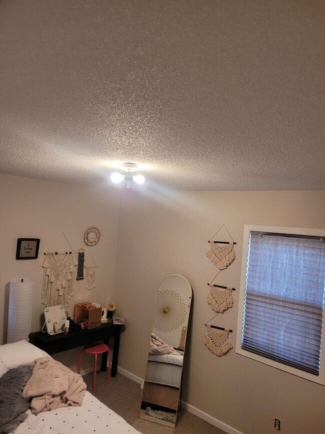 Building Photo - 3 bedroom in Quiet Neighborhood