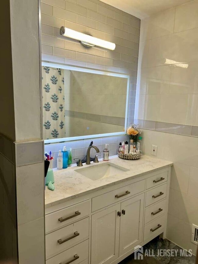 Building Photo - 214 Gambocz Ct