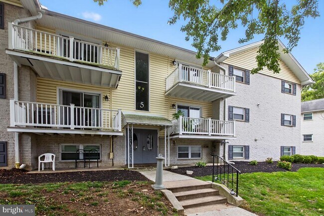 Building Photo - 5 Warren Lodge Ct