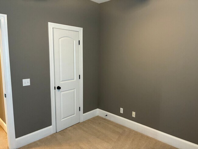 Building Photo - 233 Forest Glen Dr