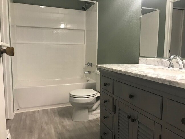 Building Photo - Updated Condo Near Microsoft - Bellevue & ...