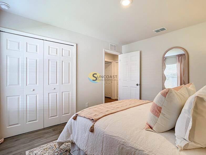 Building Photo - 6 Pine Cedar Dr