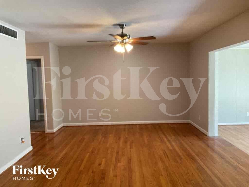 Building Photo - 1369 Malverne Ave