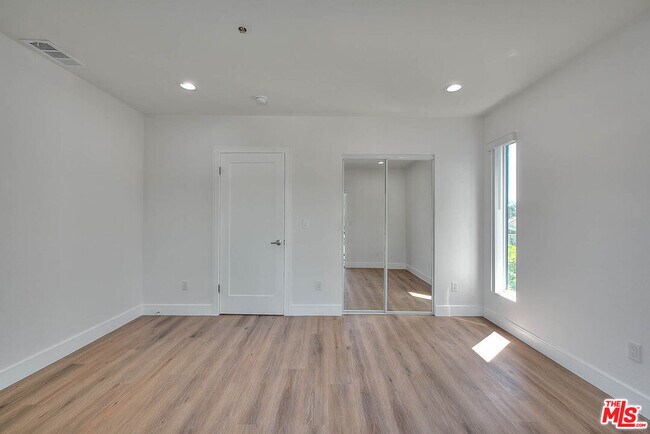 Building Photo - 1015 Wilton Pl