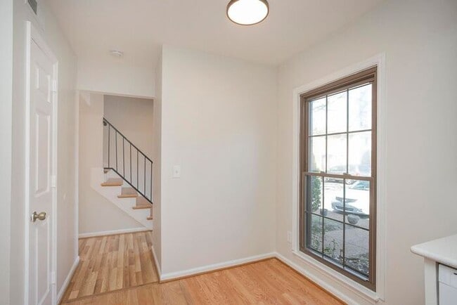 Building Photo - Beautiful 3 Bed Brentwood Townhome!