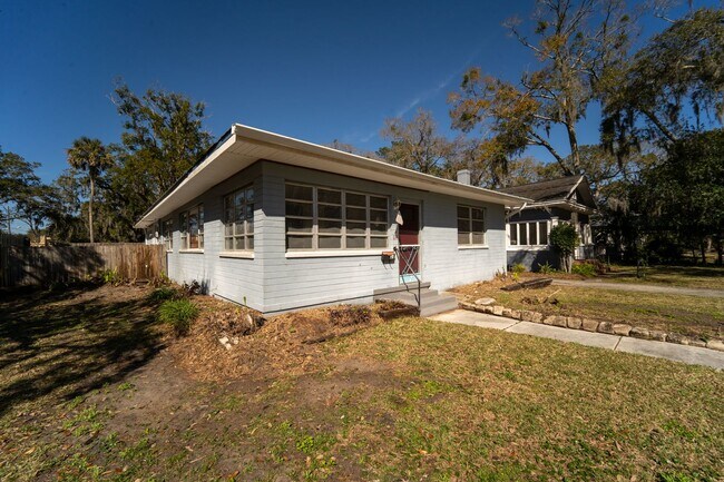 Building Photo - Charming 1950s 3/2