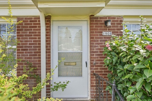 Building Photo - Impeccably maintained vintage 1-bdrm/1-bath corner unit in 4-plex. Lots of light, private basemen...