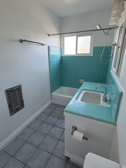 Bathroom - 4306 W 101st St