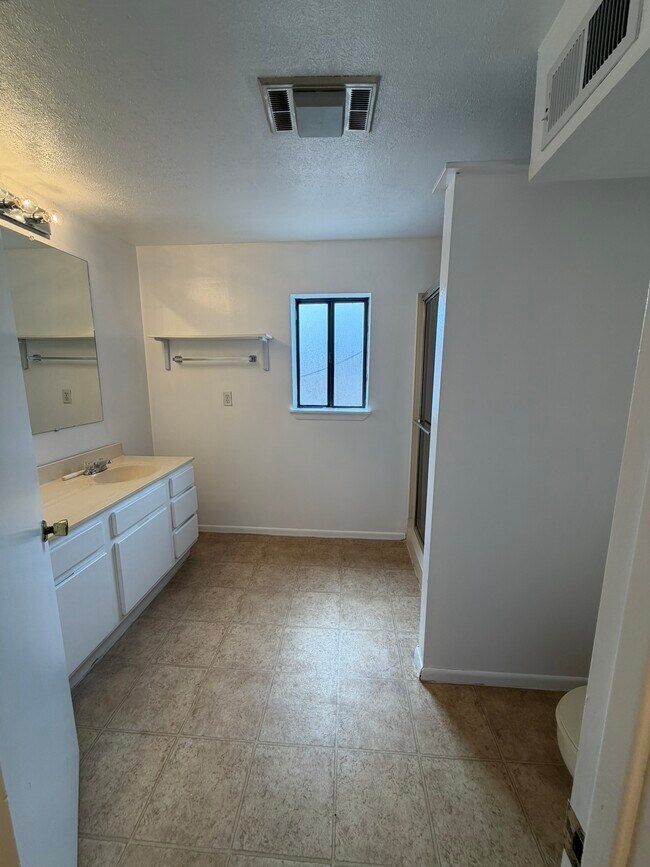 Building Photo - 2842 Solano Dr NE