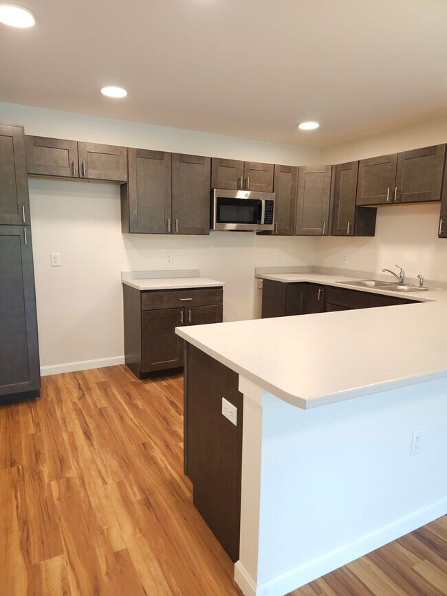 Building Photo - Village at Autumn Pond II: Corner 2 Bedroo...