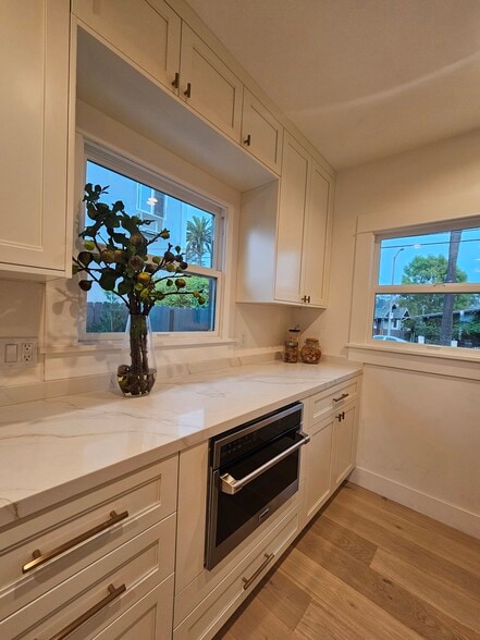 Building Photo - 957 Manzanita St