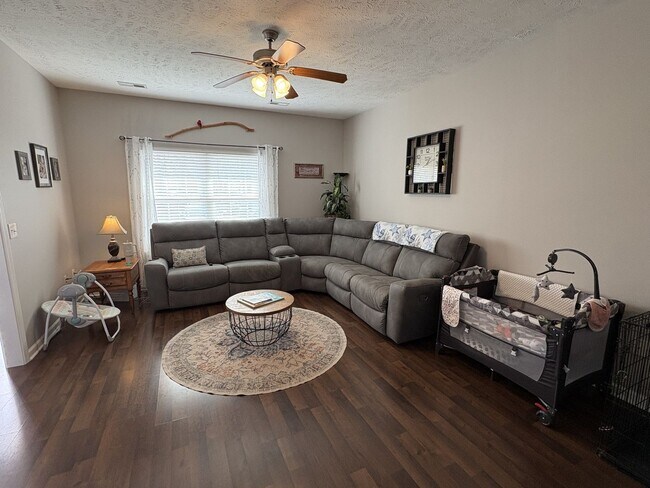 Building Photo - Upscale Townhome Near I-24