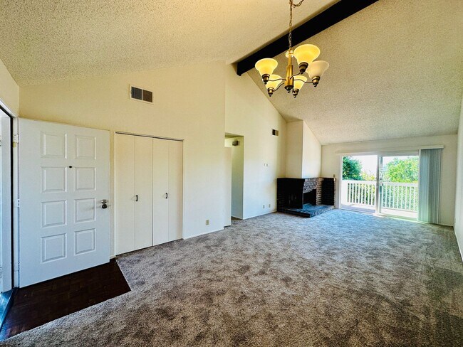 Building Photo - Bridgeview top floor condo with tree top w...