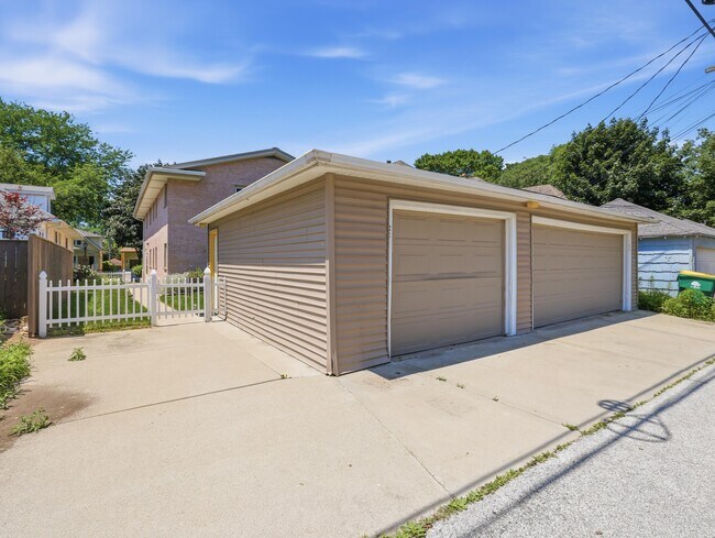 Building Photo - 4536 N Larkin St