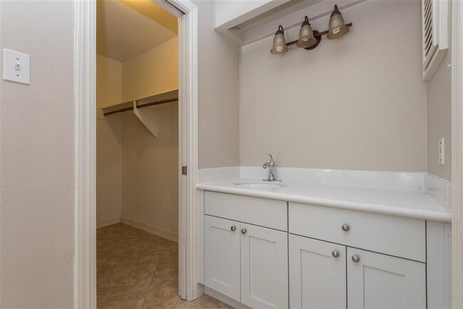 Building Photo - 7403 Tall Pines Dr