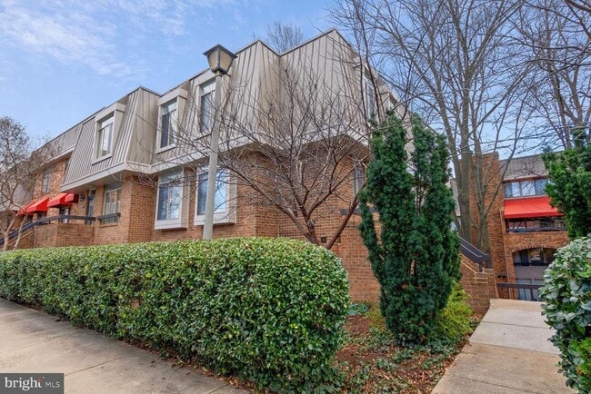 Building Photo - 642 15th St S