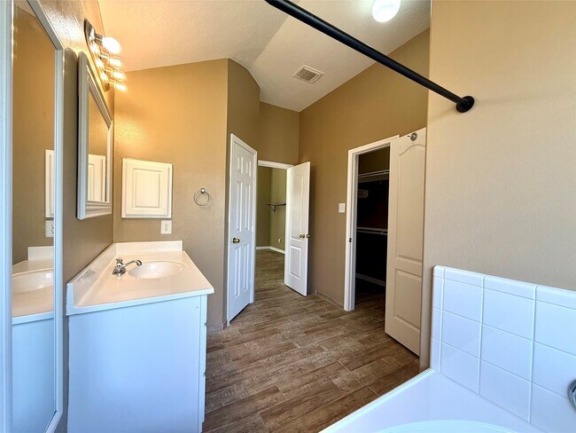 Building Photo - 10022 Driftwood Park Dr