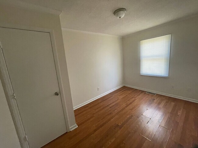 Building Photo - SRP-SH050-402 South 10th Street