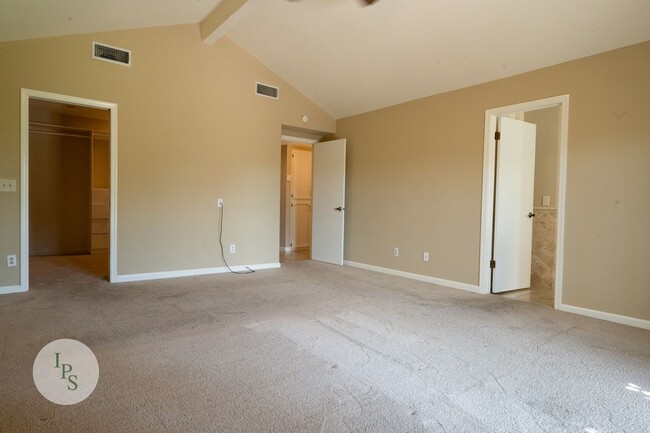 Building Photo - Madera Home, 3BR/3BA, Blt 1983 – Fully Rem...