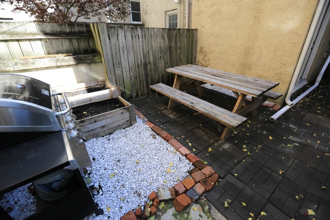 Building Photo - 540 S Paca St