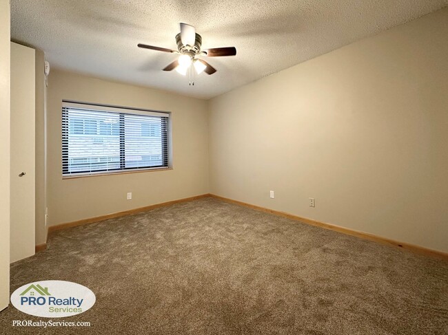 Building Photo - Updated 1 Bedroom Condo **Half off 1 Month...