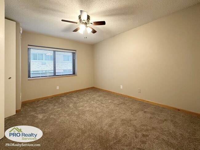 Building Photo - Updated 1 Bedroom Condo