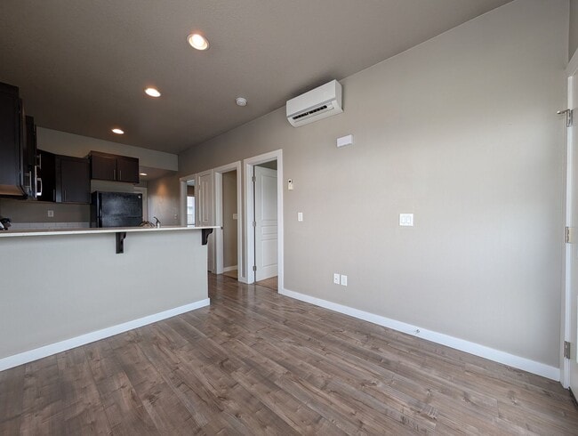 Building Photo - Beautiful 2 bedroom/1 bath home. Landscaping included!