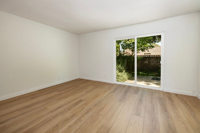 Building Photo - Beautiful 2/2 Condo in Hidden Valley!