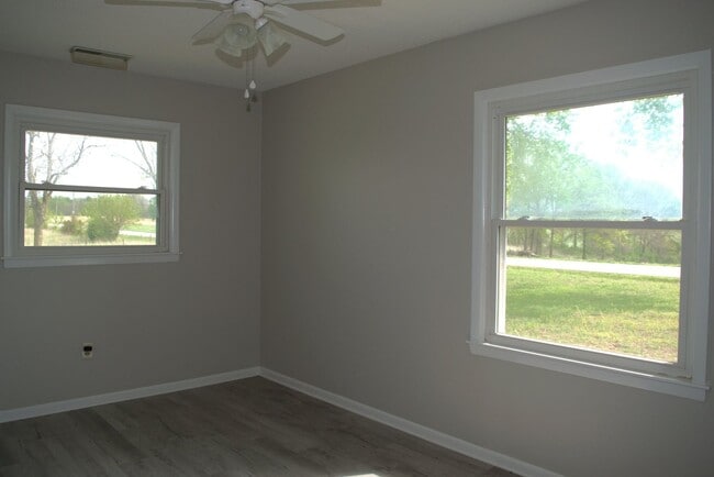 Building Photo - Nice 3 Bedroom Farm House In Fayette!