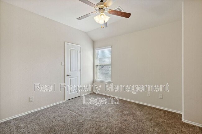Building Photo - 812 Gray Fox Dr