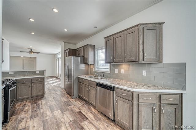 Building Photo - 902 W 6th St