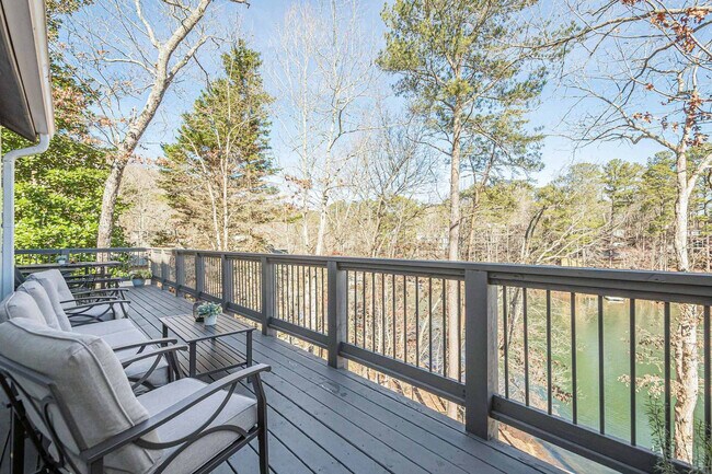 Building Photo - 117 Lakeview Cir