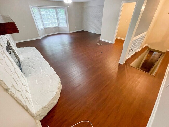 Building Photo - Renovated 3BR Ranch w/Basement