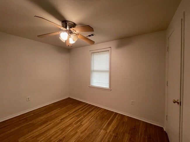 Building Photo - Cute 2 Bedroom Available Now!