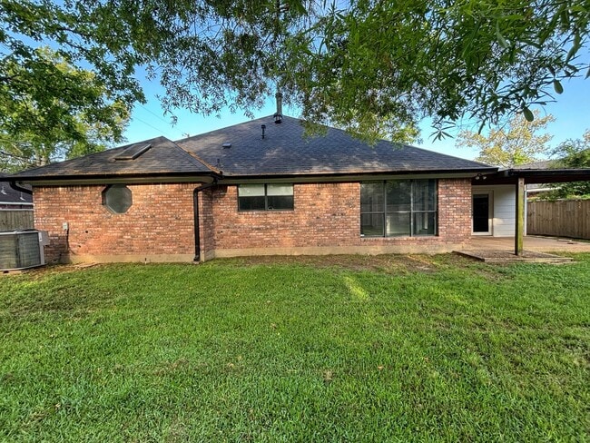 Building Photo - SPACIOUS HOME WITH FLEX ROOM