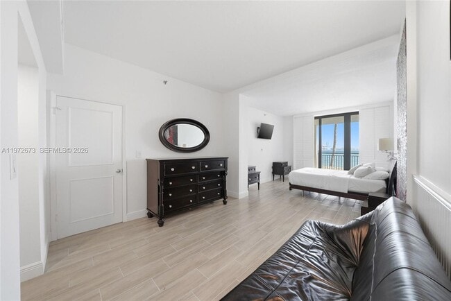 Building Photo - 540 Brickell Key Dr