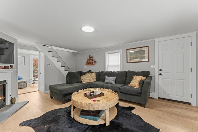 Building Photo - 15 Hawthorne Rd