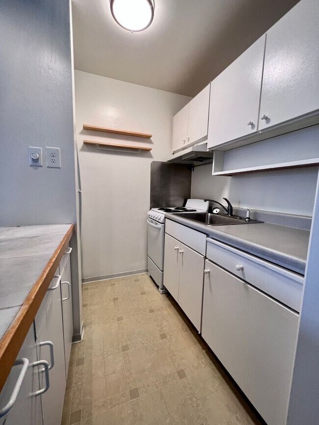 Building Photo - Cozy 1 bedroom on lush courtyard includes water / garbage & 1 parking spot.