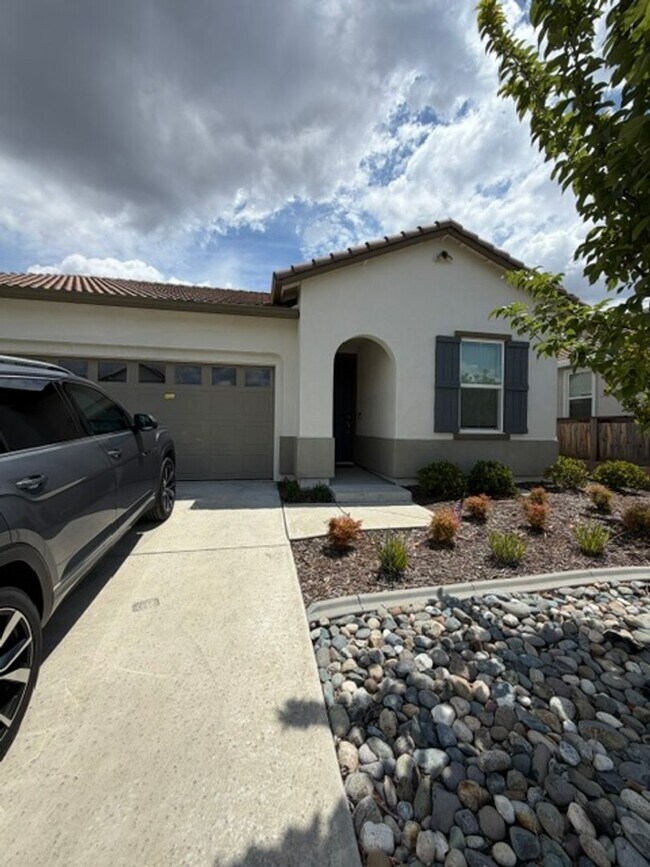 Building Photo - Beautiful 3 Bedroom and 2 Bathroom Home in Lincoln $2,995.00