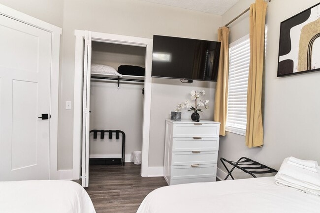 Building Photo - Fully Furnished 2BD Duplex in the Heart of downtown Indy!