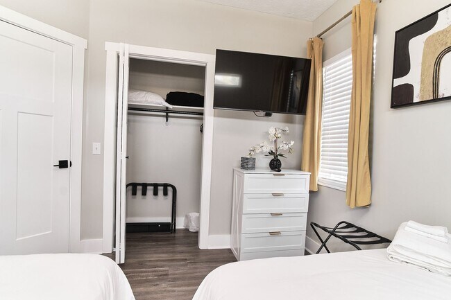 Building Photo - Fully Furnished 2BD Duplex in the Heart of...