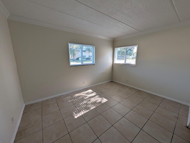 Building Photo - 817 Lighthouse Dr