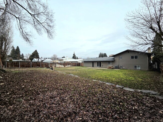 Building Photo - **Charming 3 Bedroom + Bonus, 2.5 Bath House for Rent in Desirable East Wenatchee**