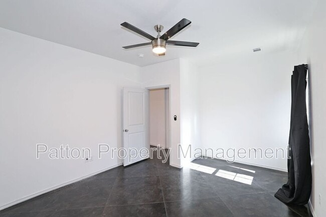 Building Photo - 5000 Ratliff St