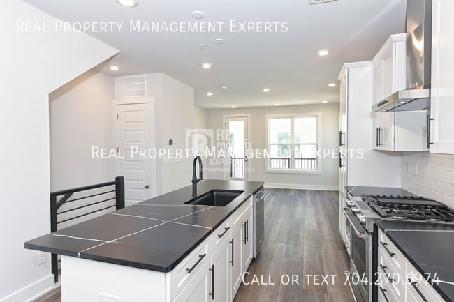 Building Photo - 2140 Terwilliger Terrace