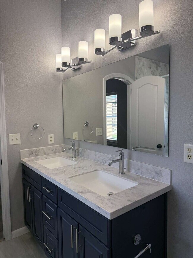 Building Photo - "Charming 3-Bedroom Retreat with 2 Full Ba...