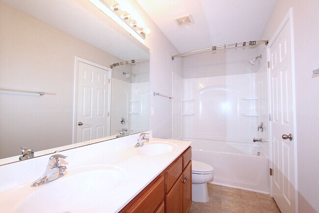 Building Photo - Great End Unit Townhome - FIRST MONTH'S RE...