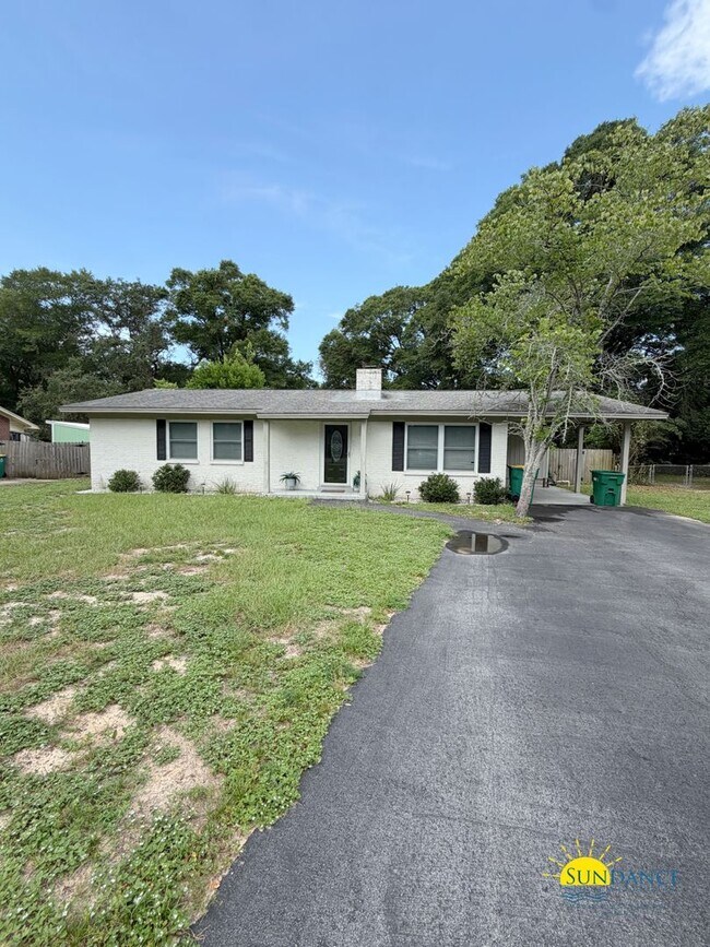 Building Photo - Great 3 Bedroom Home in Fort Walton Beach with Solar Panels-Near Hurlburt Field!